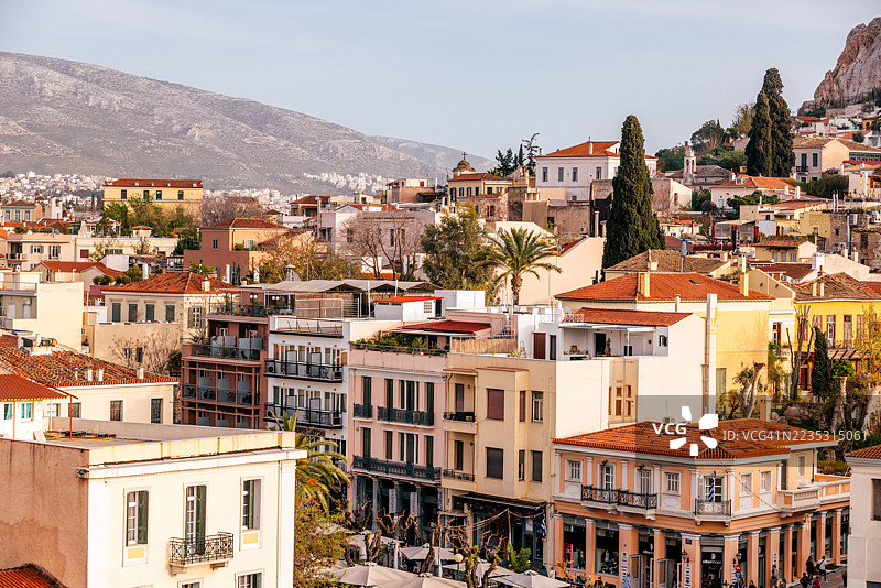 雅典希腊的普拉卡社区在阳光明媚的日子里的鸟瞰图图片素材