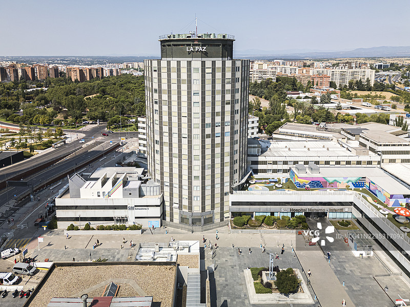 马德里拉帕斯大学医院大楼的鸟瞰图，位于卡斯蒂利亚广场附近。摩天大楼、塔楼、医疗保健、急救室、城市。图片素材