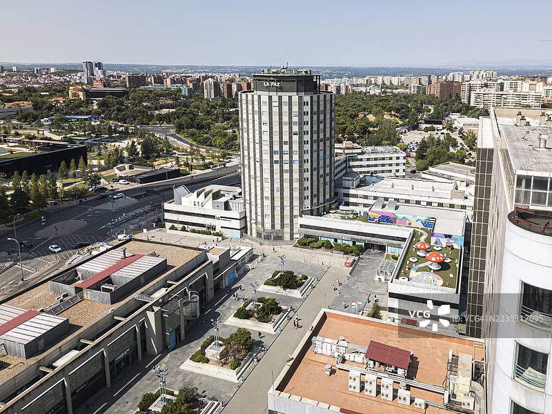 马德里拉帕斯大学医院大楼的鸟瞰图，位于卡斯蒂利亚广场附近。摩天大楼、塔楼、医疗保健、急救室、城市。图片素材