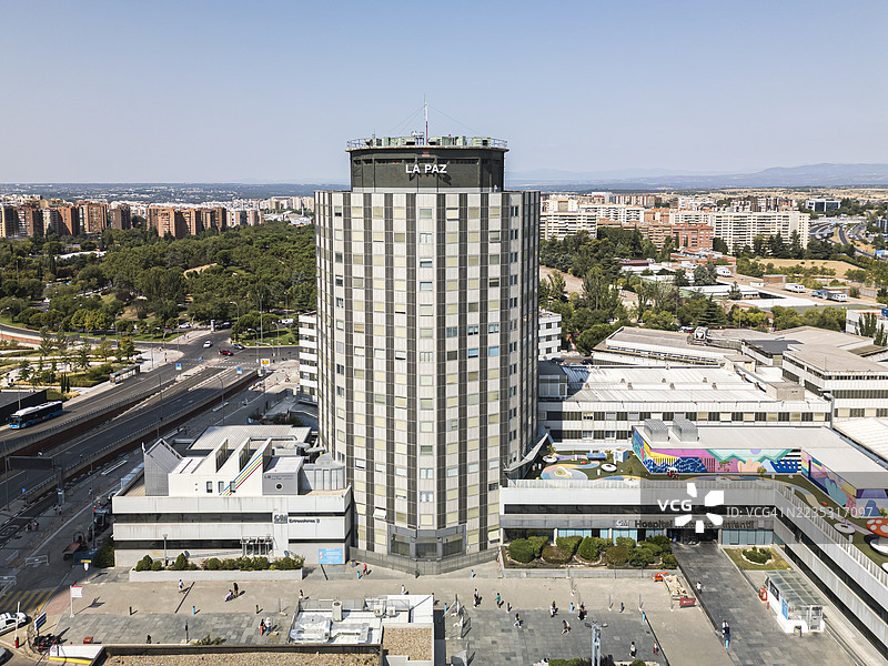 马德里拉帕斯大学医院大楼的鸟瞰图，位于卡斯蒂利亚广场附近。摩天大楼、塔楼、医疗保健、急救室、城市。图片素材