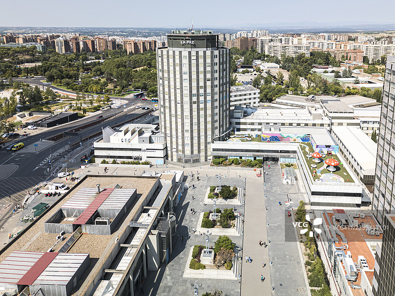 西班牙马德里卡斯蒂利亚广场附近的拉帕斯大学医院大楼的鸟瞰图。摩天大楼、塔楼、医疗保健、急救室、城市。图片素材