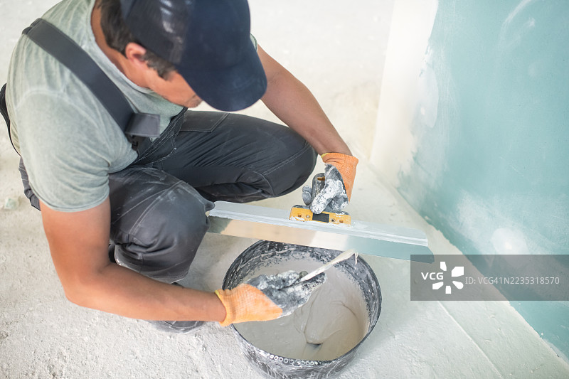 在建筑工地工作的泥水匠图片素材