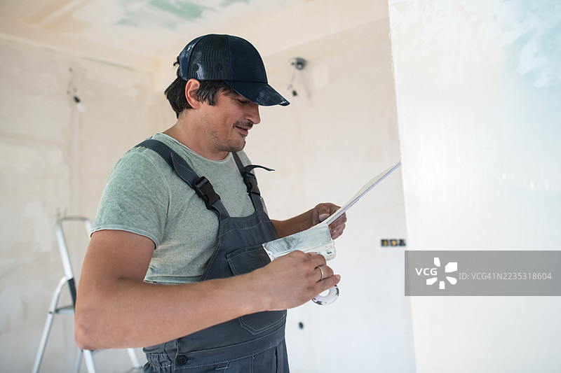 在建筑工地工作的泥水匠图片素材