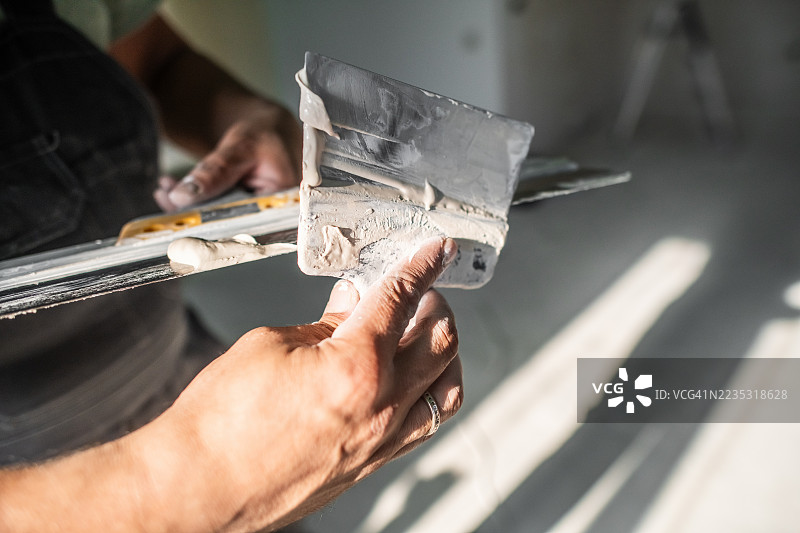 建筑工地上的抹灰工图片素材