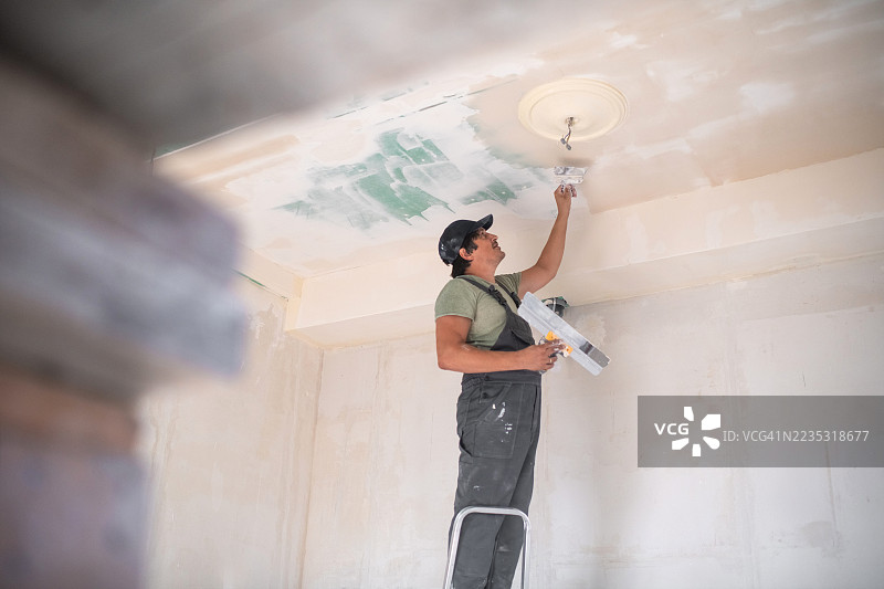 家装翻修中的建筑工人图片素材