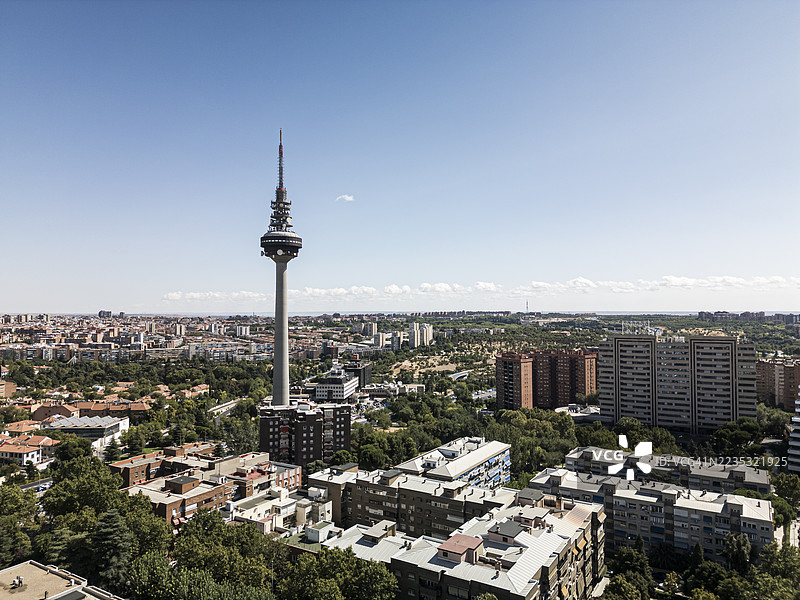 马德里城市景观中的托雷斯帕尼亚“皮鲁利”通讯塔鸟瞰图。电视，广播，媒体，大众传媒。图片素材