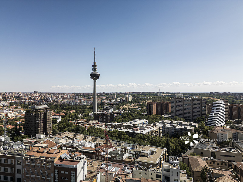 马德里城市景观中的托雷斯帕尼亚“皮鲁利”通讯塔鸟瞰图。电视，广播，媒体，大众传媒。图片素材