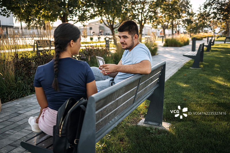 年轻人在公园午休，享用健康午餐图片素材