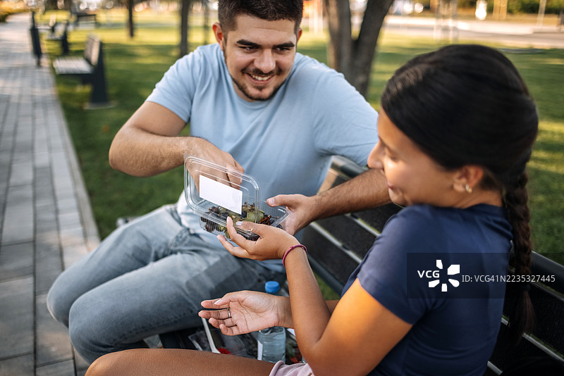 年轻人在公园的午餐时间享用健康食品图片素材