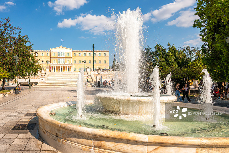雅典宪法广场的喷泉和希腊议会大厦图片素材