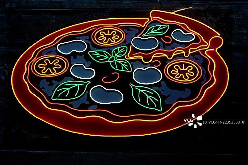 街道上的披萨形状霓虹灯标志图片素材