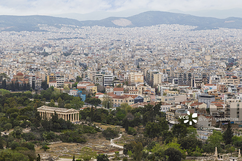 希腊雅典古市集（或称古典市集）的赫菲斯托斯神庙和雅典市，阴天俯瞰。图片素材