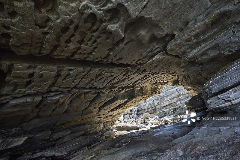 希腊帕罗斯岛帕罗斯公园内，阳光明媚的一天，壮观而巨大的天然石拱门。图片素材