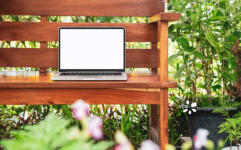 咖啡馆背景下桌子上的笔记本电脑空白屏幕。咖啡店桌子上的笔记本电脑空白屏幕，背景模糊。图片素材