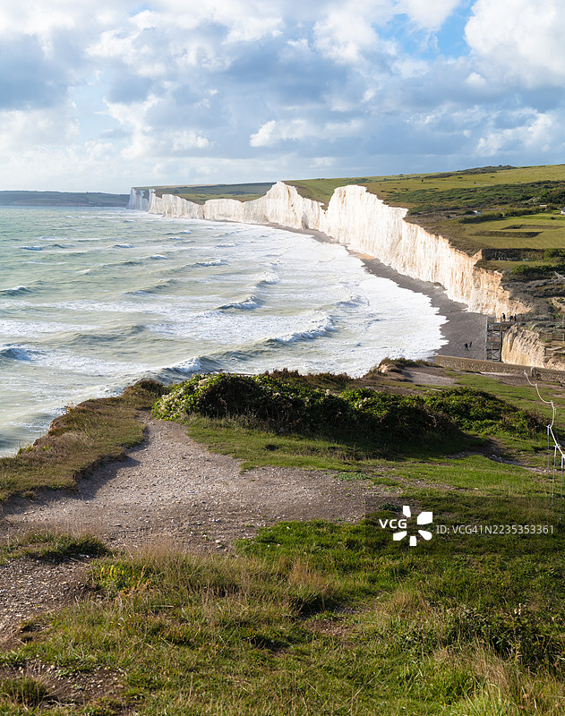 英国七姐妹悬崖的高角度视图。图片素材