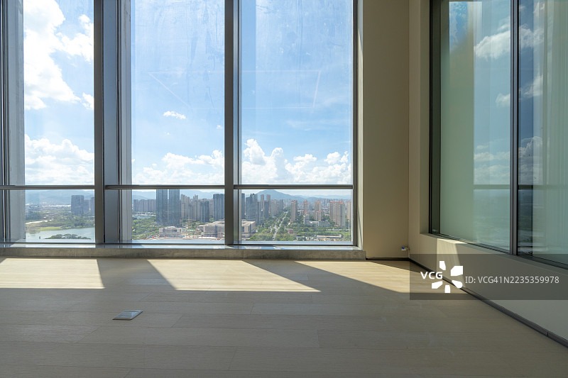 现代空旷房间，俯瞰城市景观图片素材