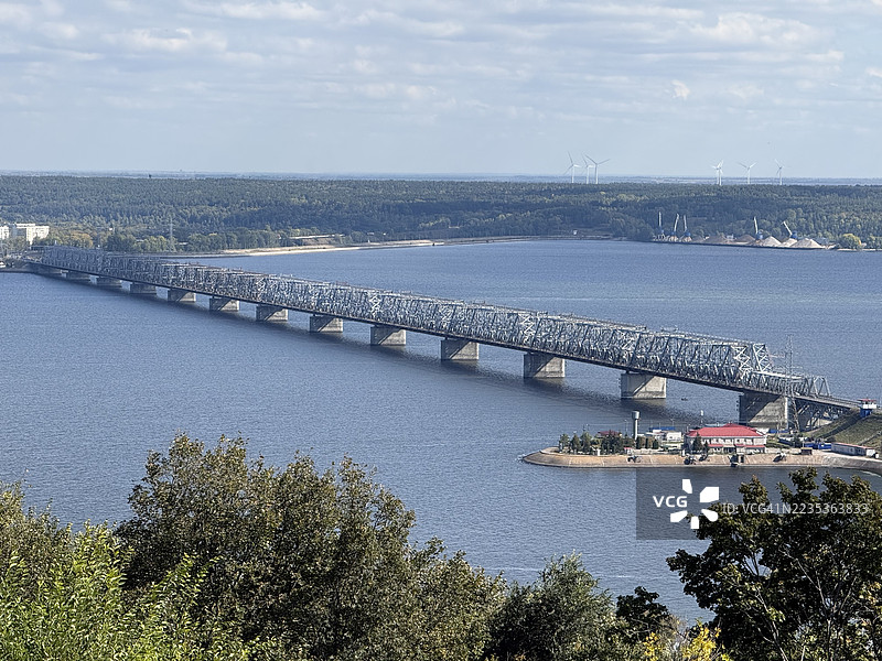 俄罗斯乌里扬诺夫斯克市伏尔加河上的乌里扬诺夫斯克桥景观图片素材