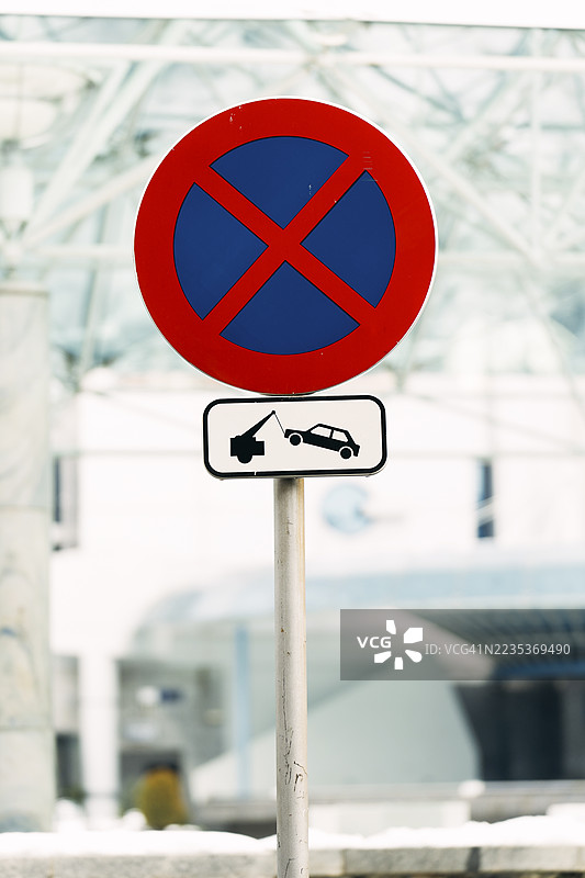 城市街道上的禁止停车标志，指示拖车。图片素材