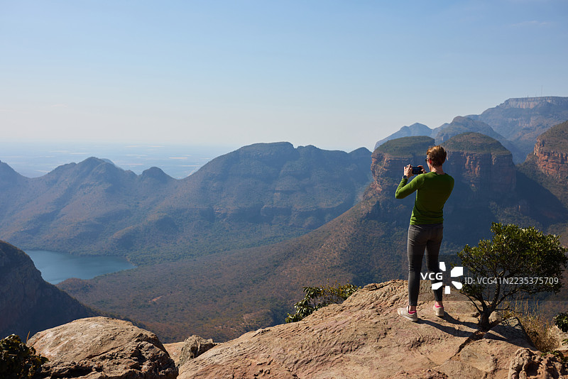 人在布莱德河峡谷观景点拍摄壮丽的山脉风景图片素材