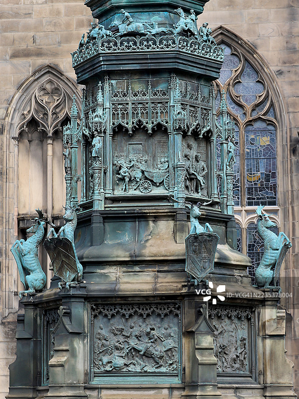 位于苏格兰爱丁堡圣吉尔斯大教堂的议会广场，沃尔特·弗朗西斯·蒙塔古·道格拉斯·斯科特，第五代布克卢公爵纪念碑的精美底座。图片素材