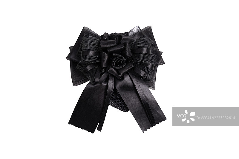 白色背景上的花朵图案黑色丝带图片素材