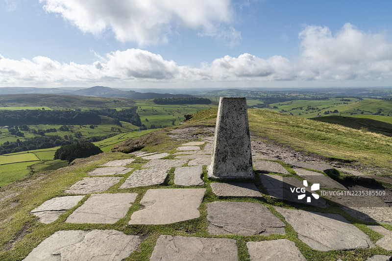 从英格兰柴郡的舒特林斯洛山顶俯瞰的景色图片素材