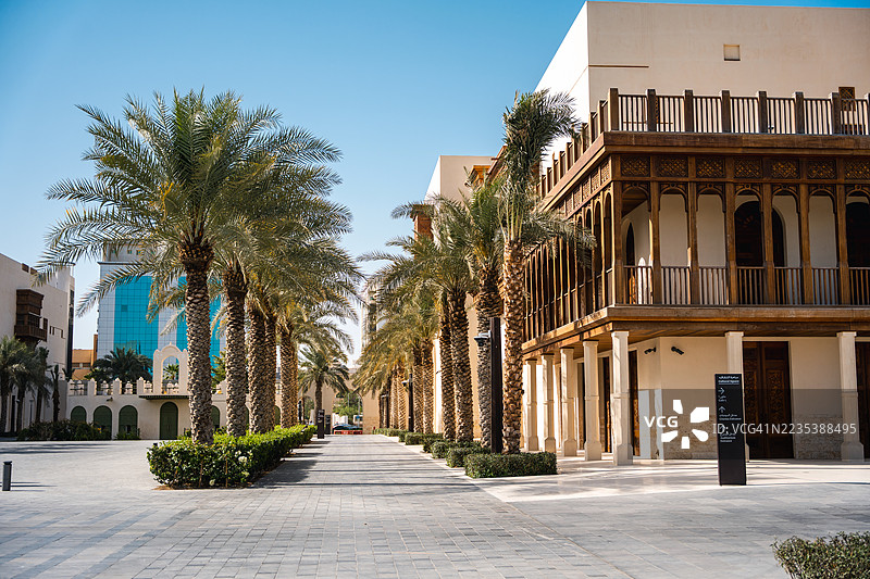 吉达阿尔巴拉德文化广场的传统建筑与棕榈树图片素材