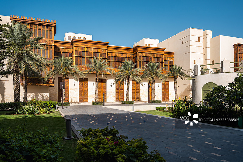 吉达阿尔巴拉德广场的传统建筑与棕榈树图片素材