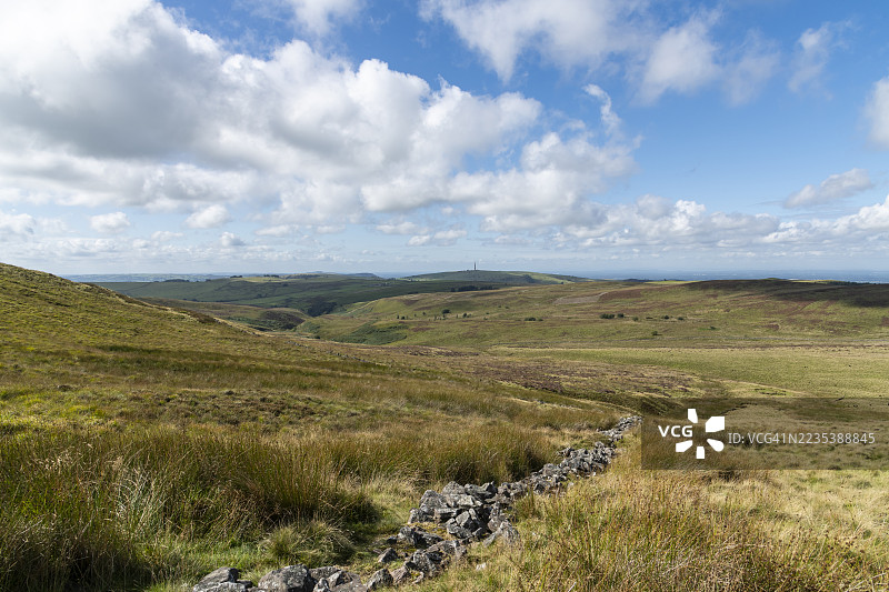 英格兰切斯特郡麦克尔斯菲尔德森林上方的偏远荒原图片素材