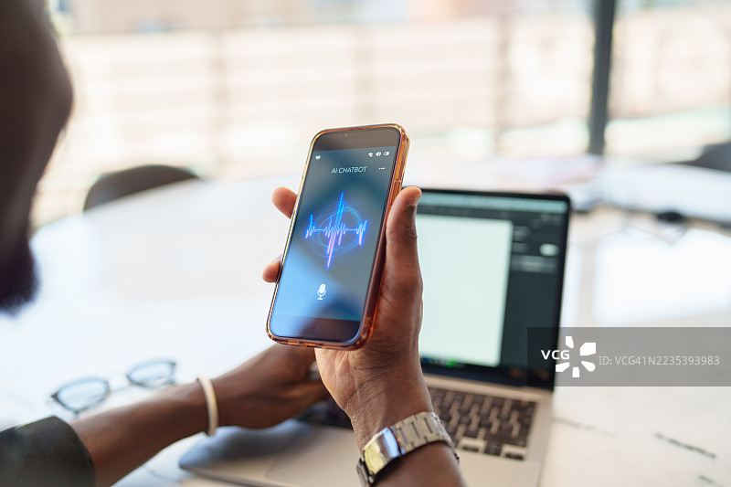 在工作期间使用智能手机语音助手图片素材