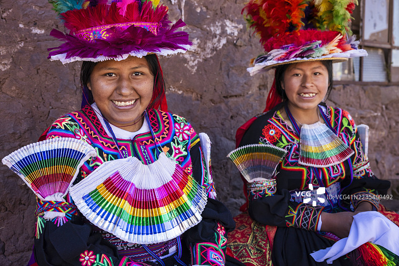 年轻女性在秘鲁的的的喀喀湖塔基尔岛上表演传统舞蹈图片素材
