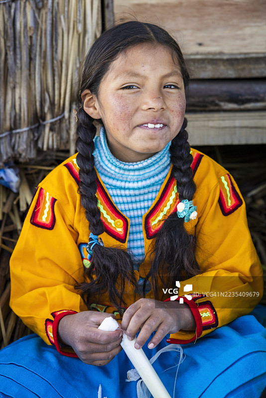 生活在秘鲁蒂蒂卡卡湖乌罗斯浮岛上的秘鲁小女孩肖像图片素材