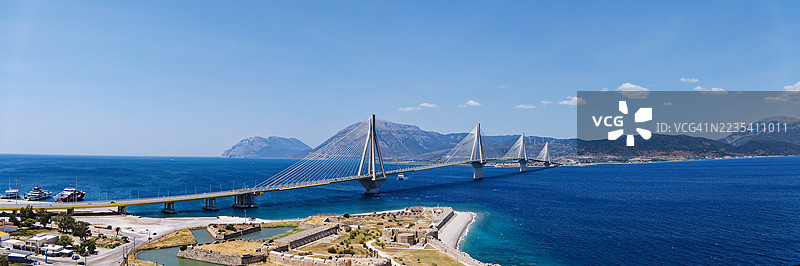 里约-安提里奥大桥的宽幅全景图片素材
