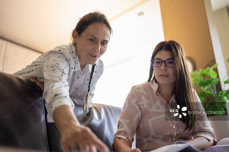 两位女商人在审阅新投资的文件图片素材
