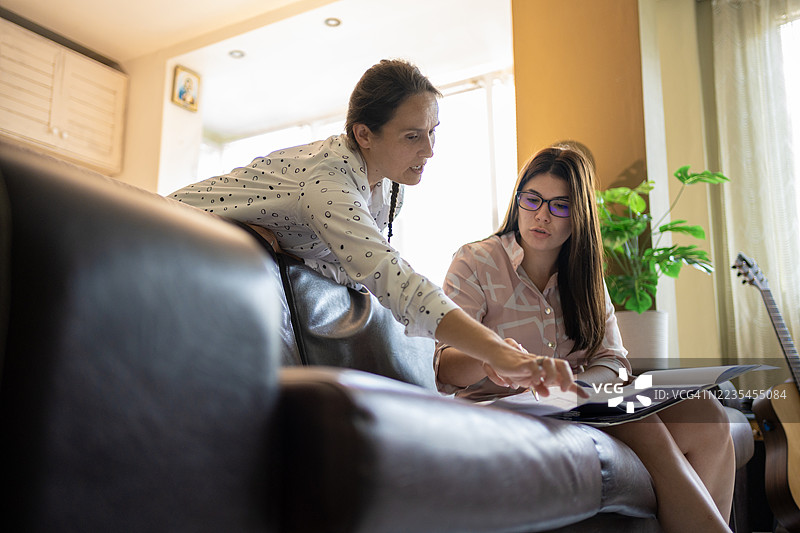 导师为Z世代大学生提供投资策略建议图片素材