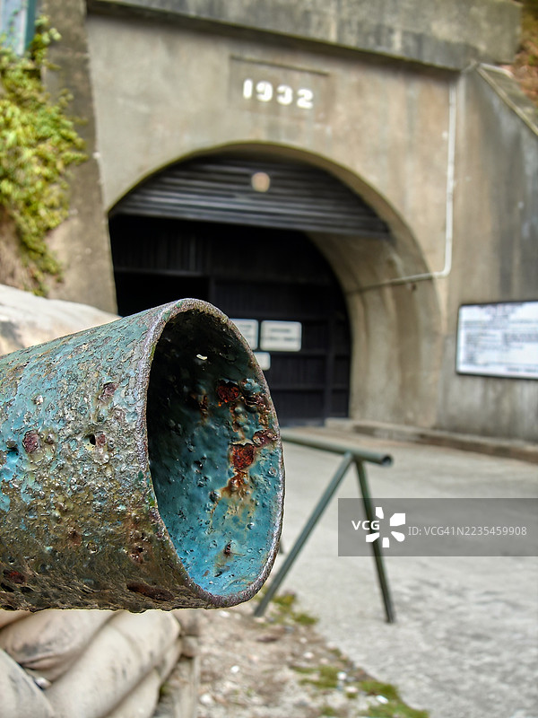 特写镜头，一根严重腐蚀的蓝绿色金属管道。图片素材