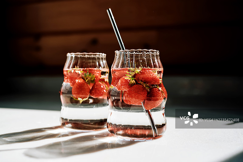 阳光下的草莓冰淇淋与粉色硅胶模具。图片素材