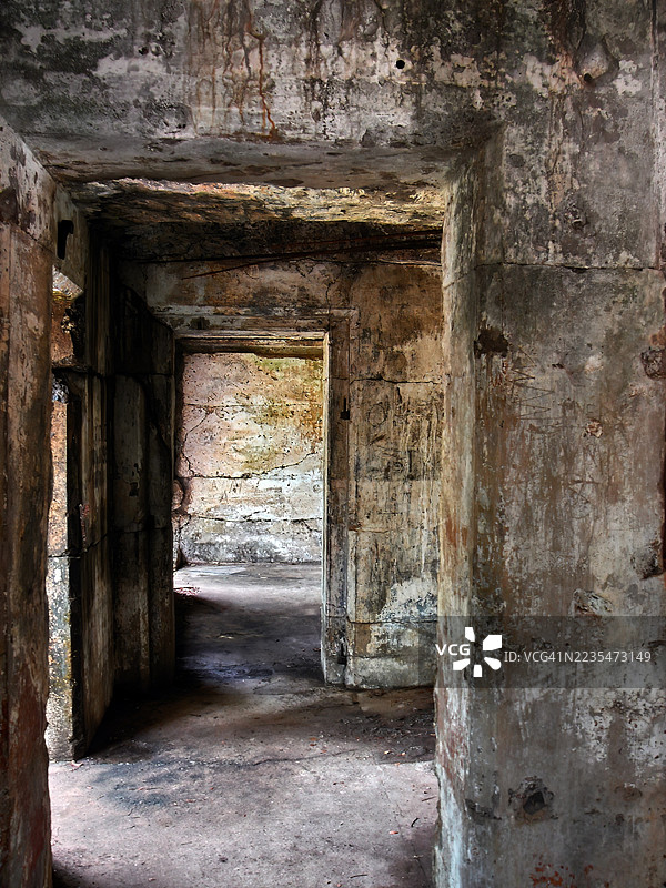 菲律宾科雷吉多岛上一座古老废弃石结构的昏暗狭窄走廊。图片素材