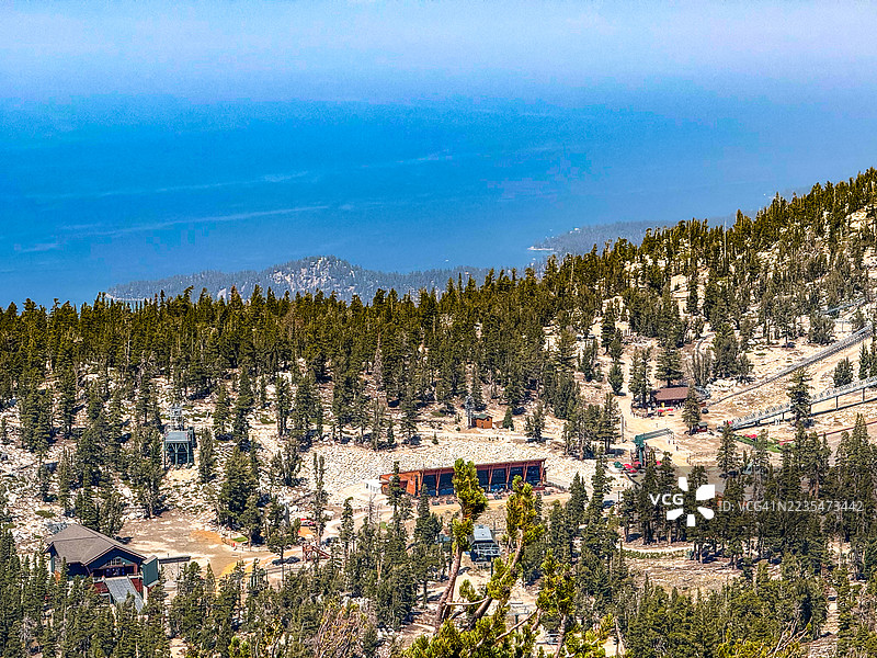 天上山顶俯瞰塔霍湖的景色图片素材