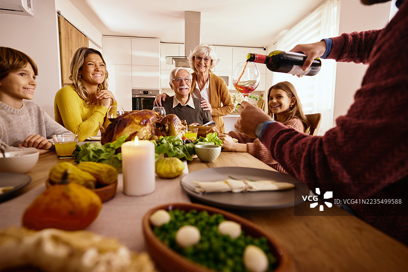 谁想在感恩节午餐前喝酒？图片素材
