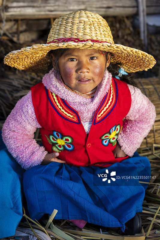 生活在秘鲁蒂蒂卡卡湖乌罗斯浮岛上的秘鲁小女孩们图片素材