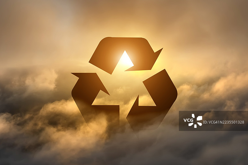日落时分云中的回收标志图片素材
