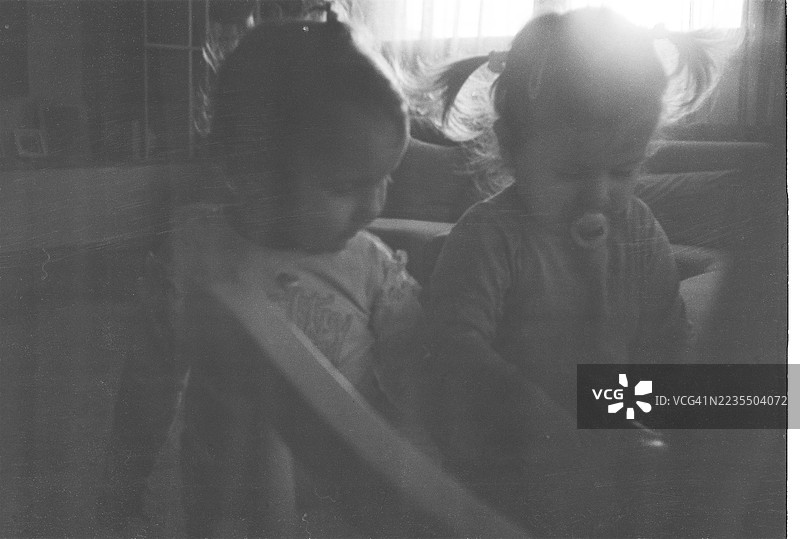 双胞胎女孩拍摄胶卷照片图片素材