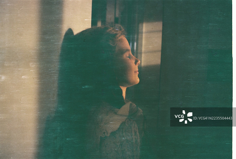 美丽的女孩在室内享受阳光图片素材