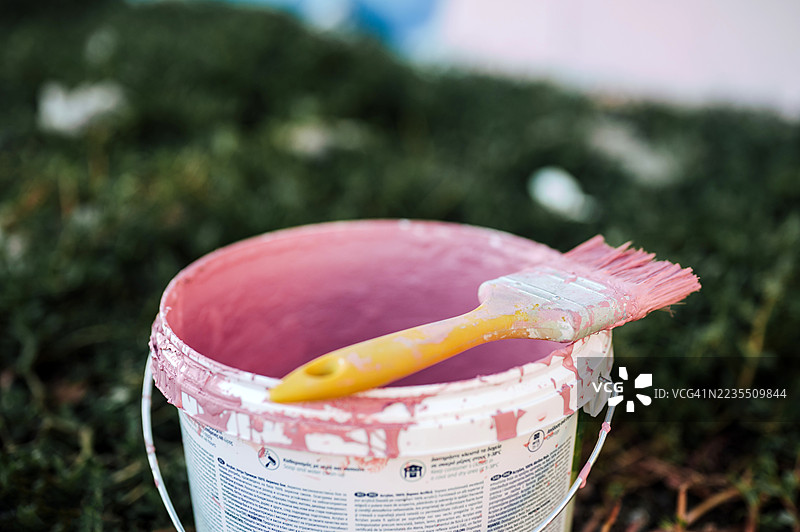 打开的油漆罐和一把刷子。图片素材