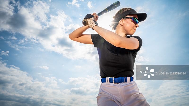 女性棒球运动员挥棒中图片素材