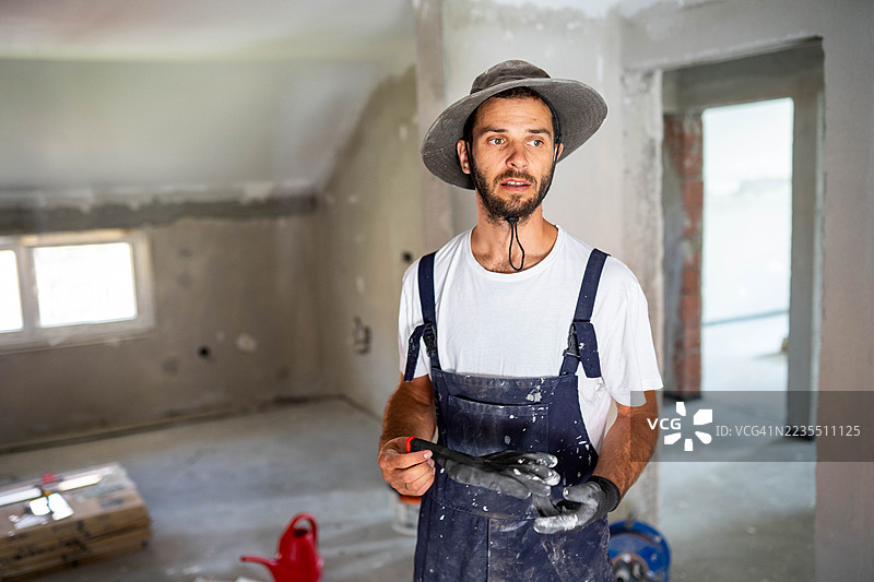 这个男人正在修理墙壁图片素材