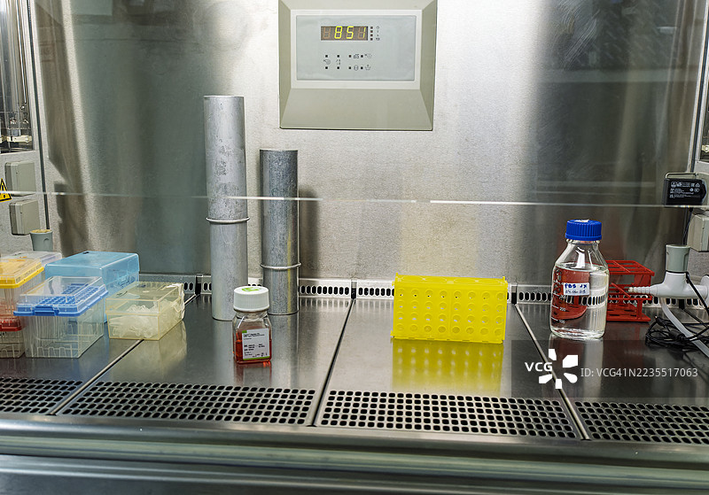 人细胞培养实验准备好的层流柜全景图。图片素材