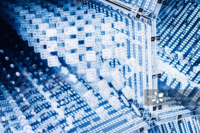 未来主义抽象设计的数字光阵列与几何图案图片素材