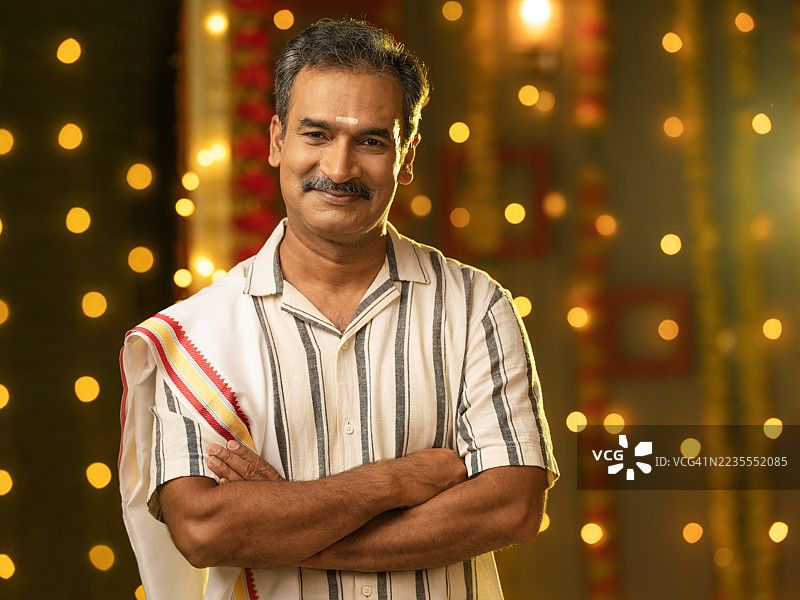 快乐的中年男子在家庆祝节日图片素材